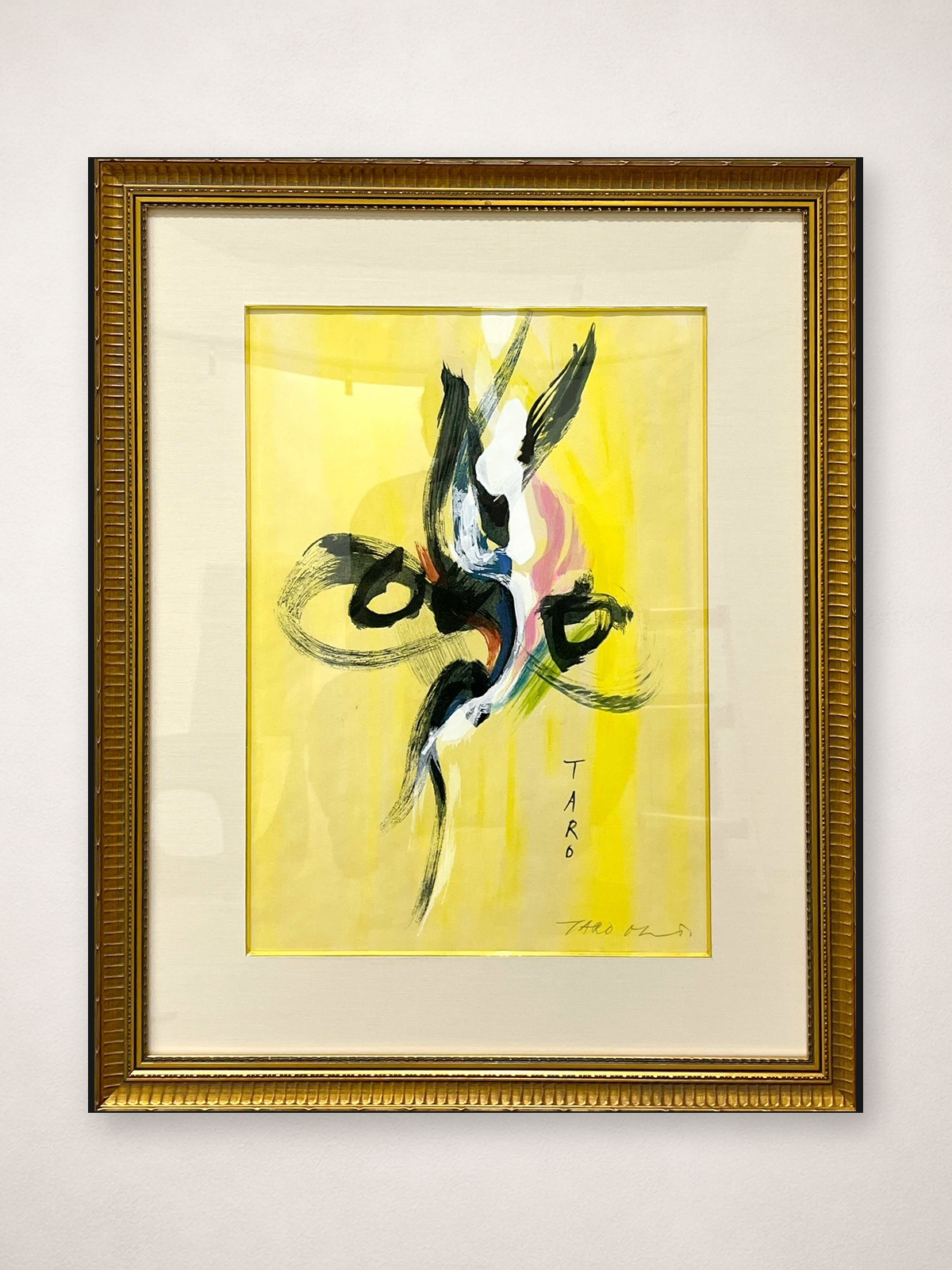 岡本太郎「眼」展示イメージ（壁のみ・額サイズ基準）