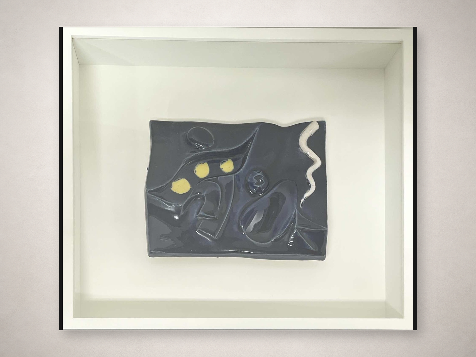 岡本太郎「作品（レリーフ）」展示イメージ（壁のみ・額サイズ基準）